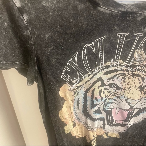 GUESS   💎 Graphic black tiger tee 💎 - Picture 2 of 3